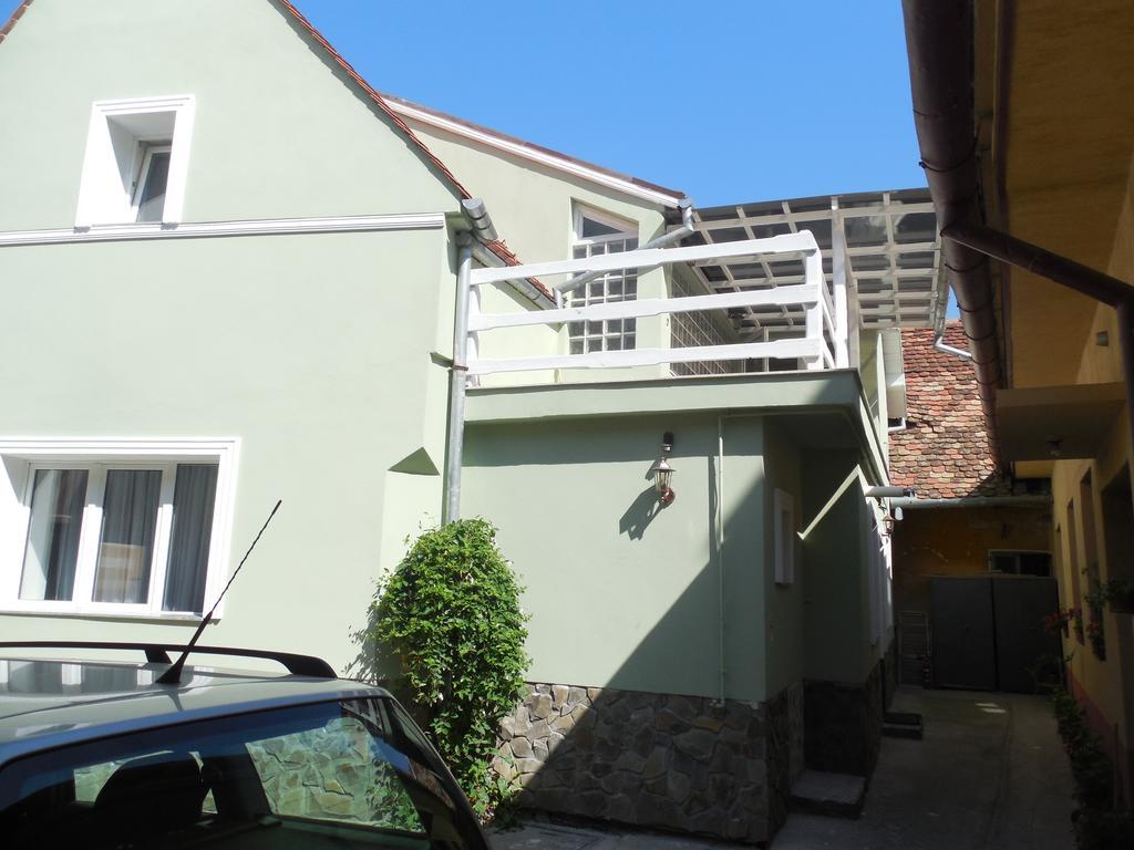 Gruen Haus Studio Apartment Sibiu Exterior photo